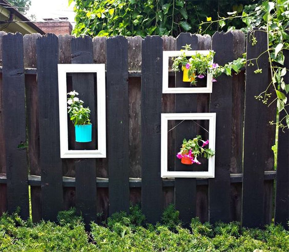 A creative plant decoration for fence with upcycled tin can that gives a beautiful way to decorate your fence with living flowers and it is a very easy project to complete.