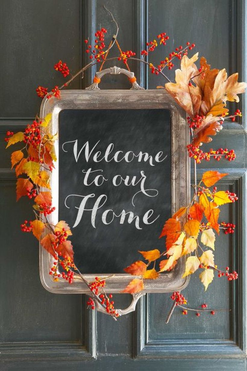 An amazing dry leaves garlands with autumn welcome sign to welcome guests