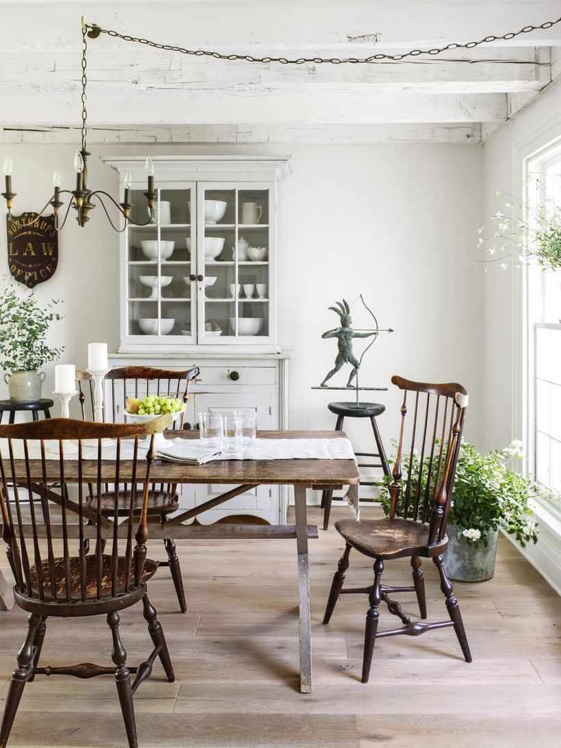 An adorable indoor redecoration from summer to fall with light table runner and may every fall dinner feel just as cozy as the next.