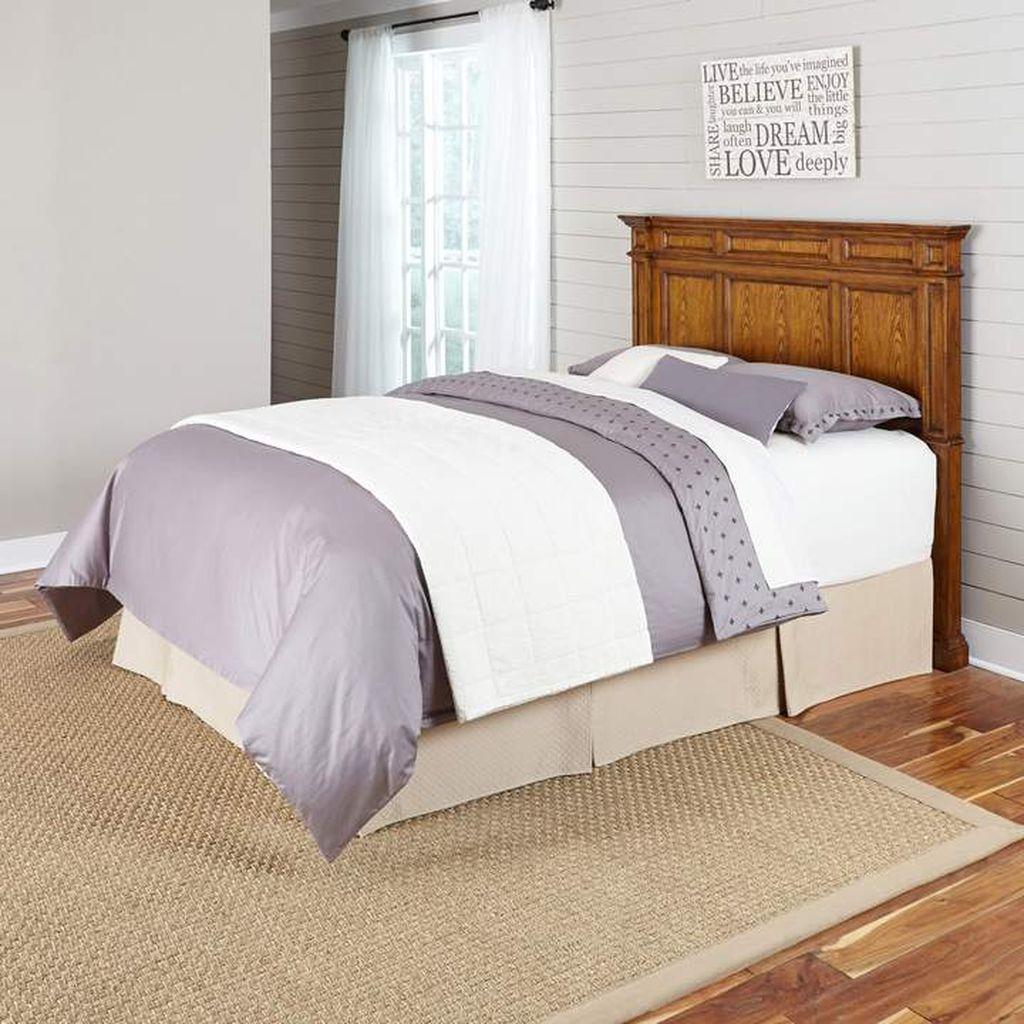 An amazing bedroom desogn with wooden headboard