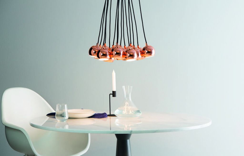 An amazing copper pendant lights combined with white round table and white chair to perfect your home design