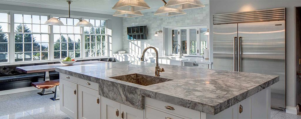 An amazing hanging lamps combined with granite countertops to perfect your modern kitchen