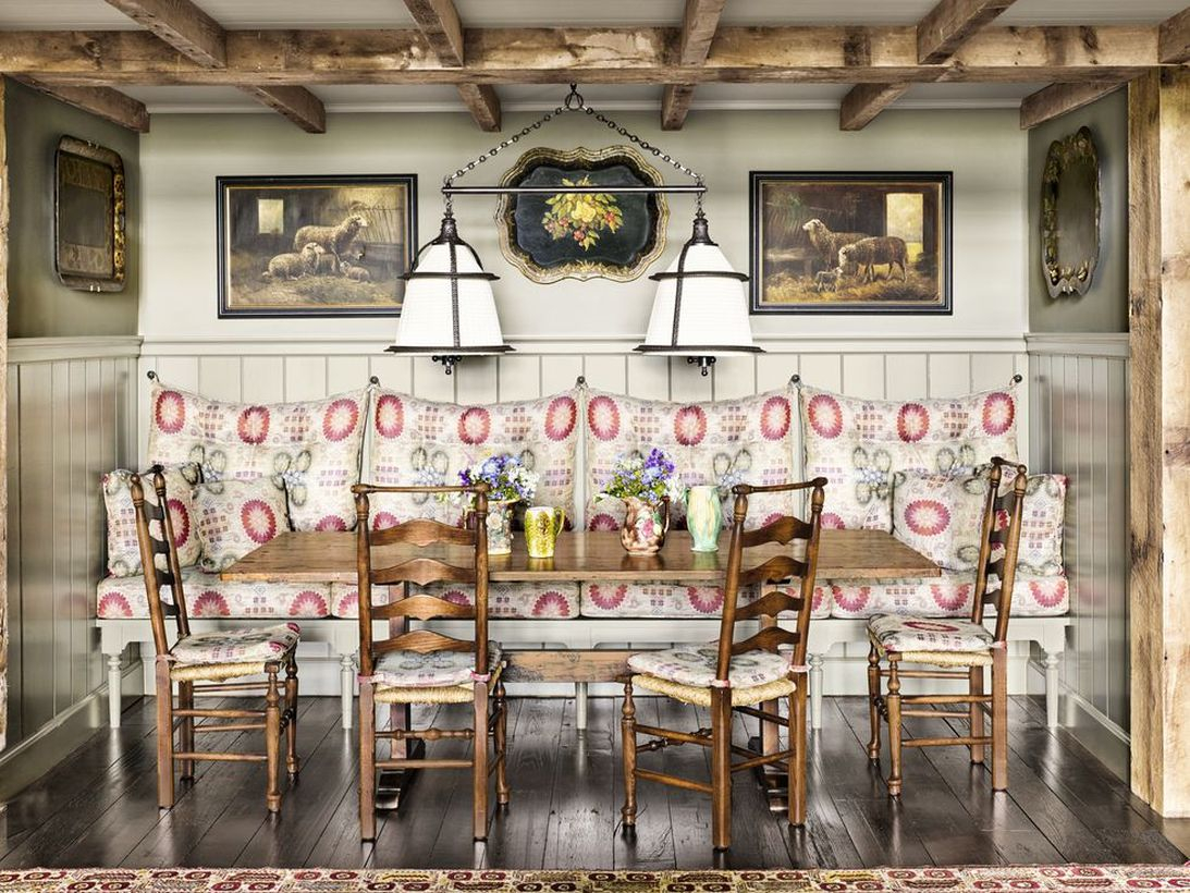 An incredible indoor redecoration from summer to fall with matching patterned pillows and seat cushions, which add some much-needed drama without going overboard.
