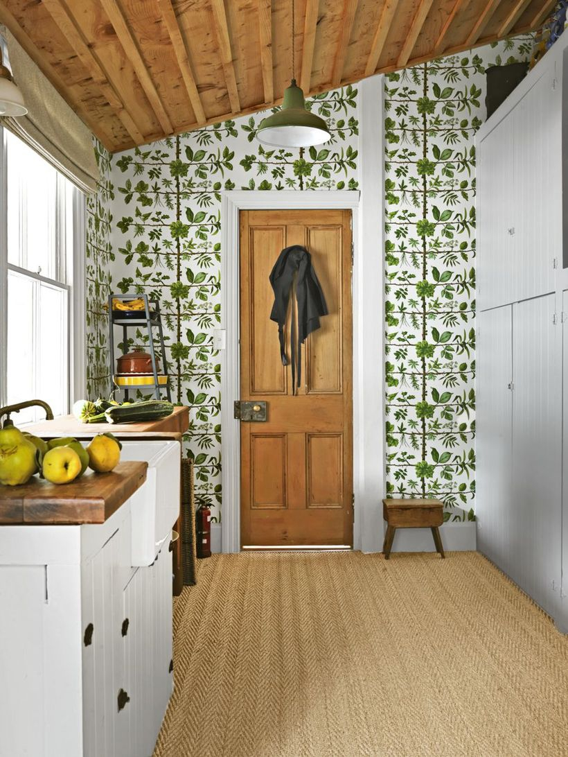 An interesting indoor redecoration from summer to fall with an earthy wallpaper this forest-green print freshens up a cute kitchen corner, but you can channel the same look in your bathroom or entryway.