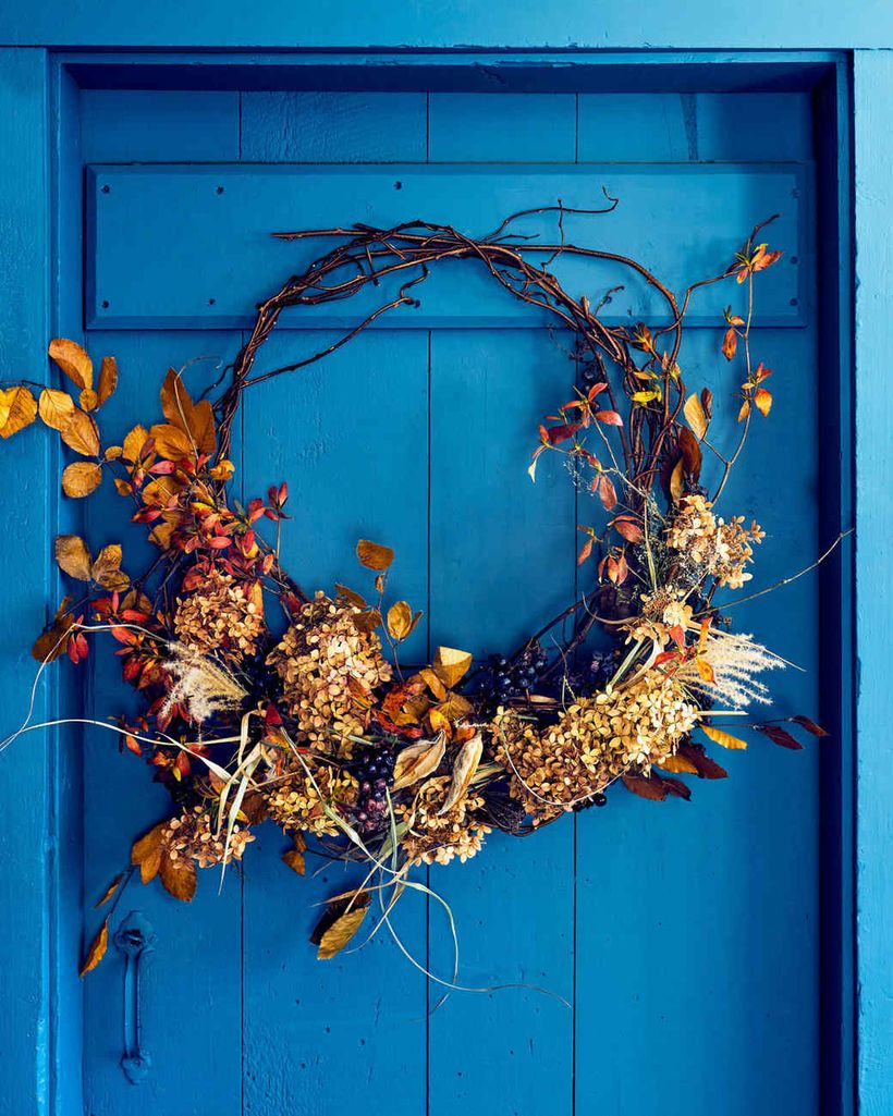 Best dry leaves garlands with gold decoration to complete your home