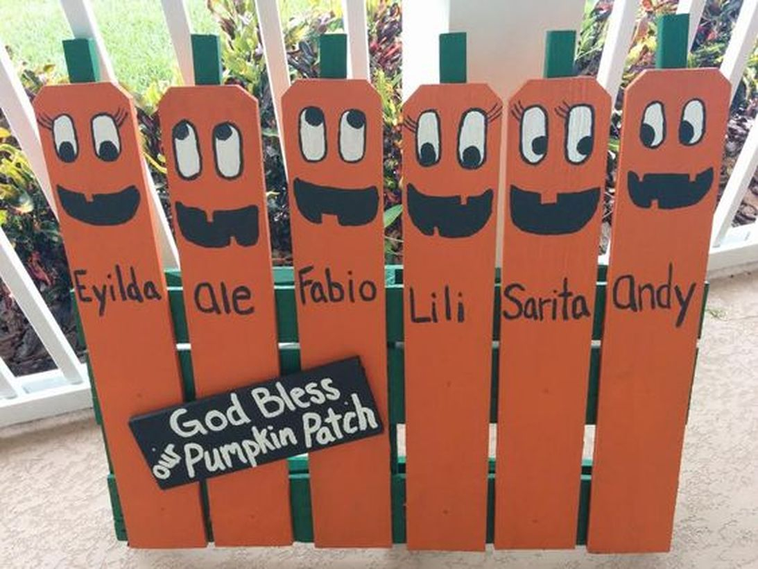 Diy pallet board with painting pumpkin patch