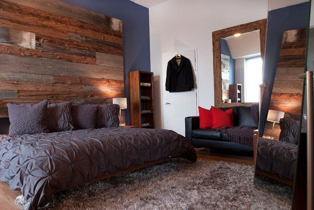 Dark bed combined with pallet headboard