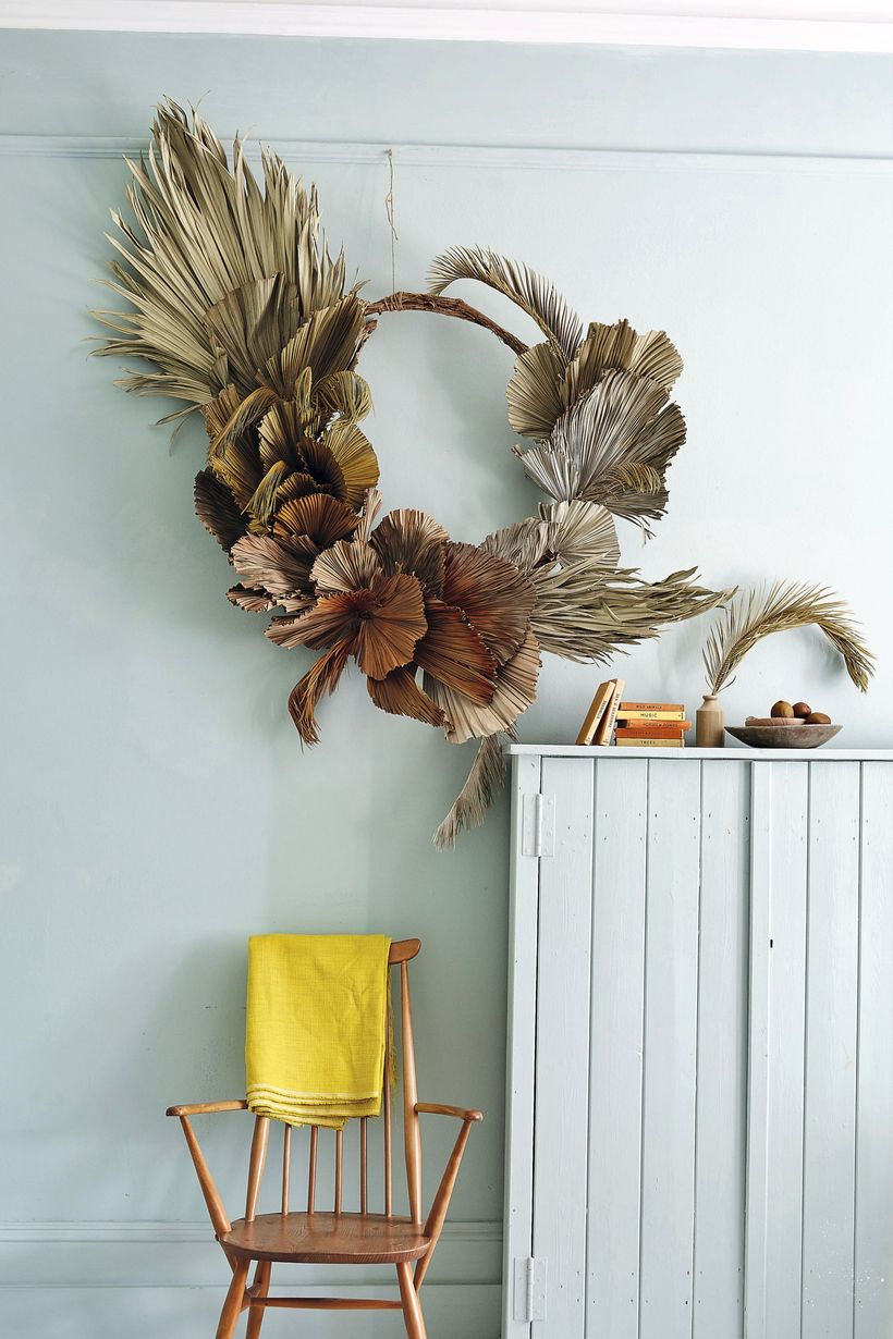 Hanging dry leaves wreaths with unique shape to add your room