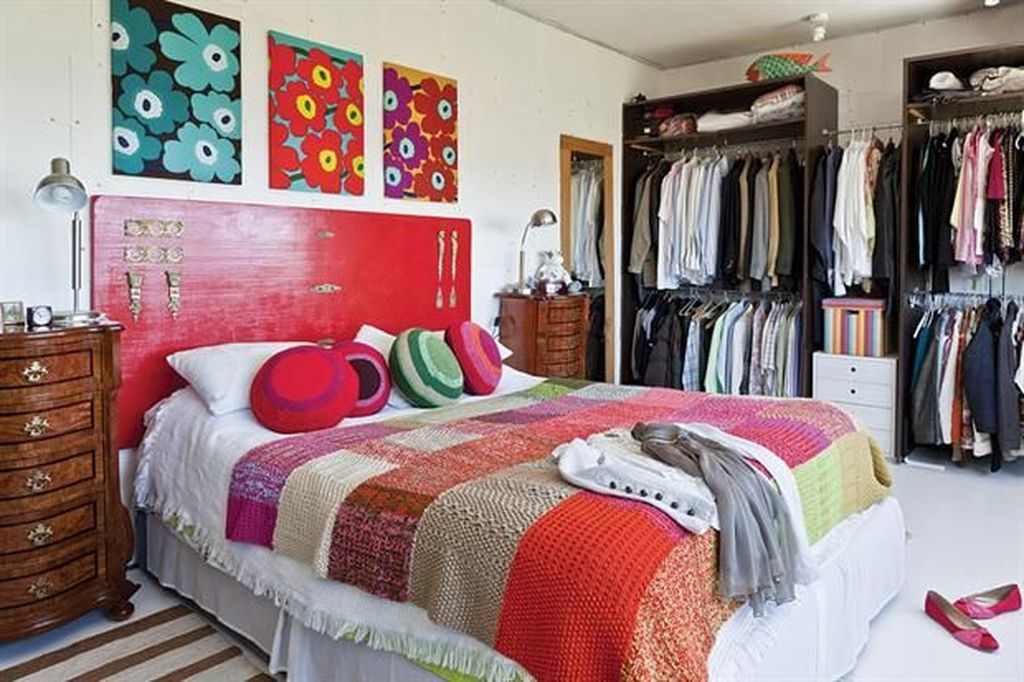 Red headboard to perfect your bedroom