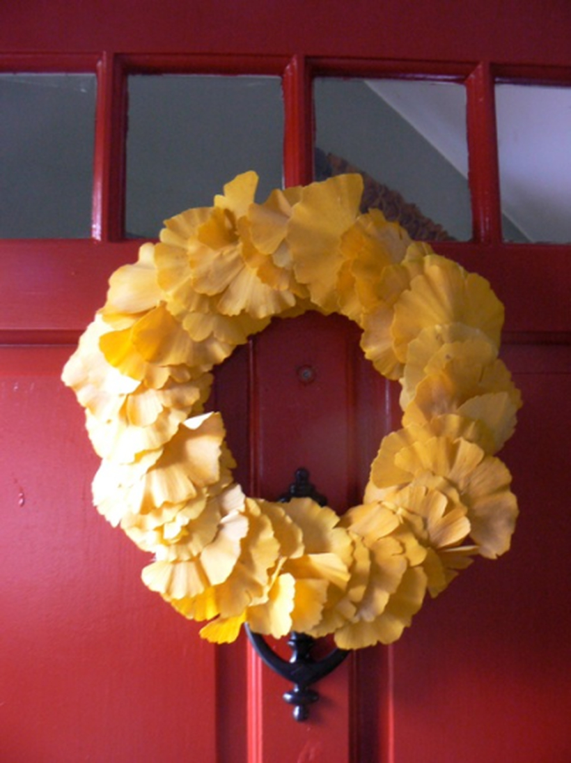 Stunning dry leaves wreaths with yellow color which make guests happy