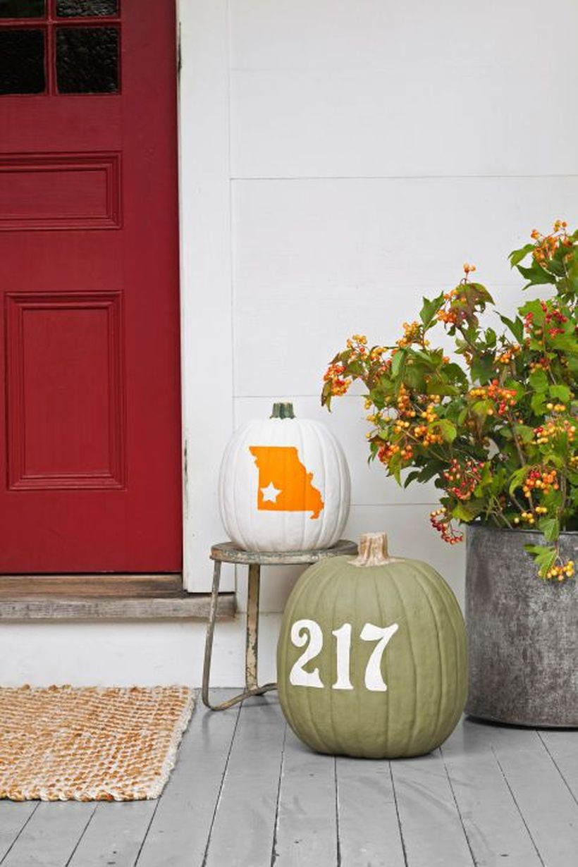 Fall porch decorating ideas with pumpkin decoration for house number