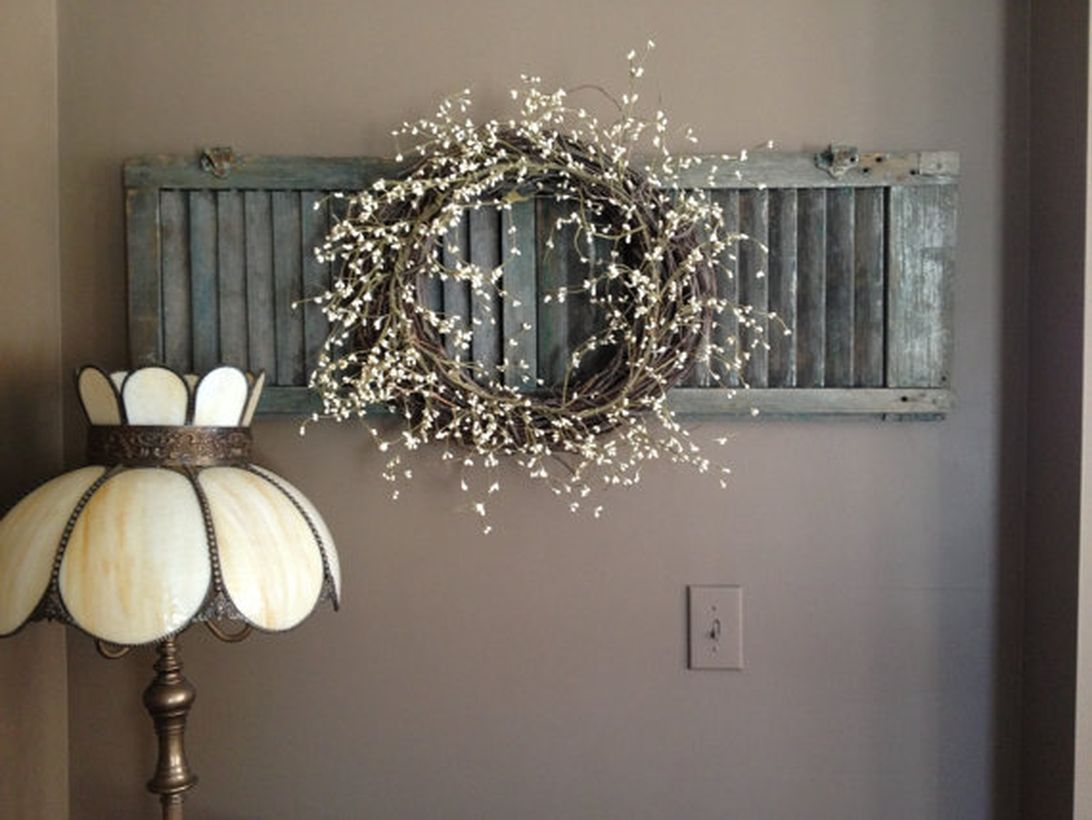 Simple rustic wall art ideas with a wreath, and stand lamp to look classic