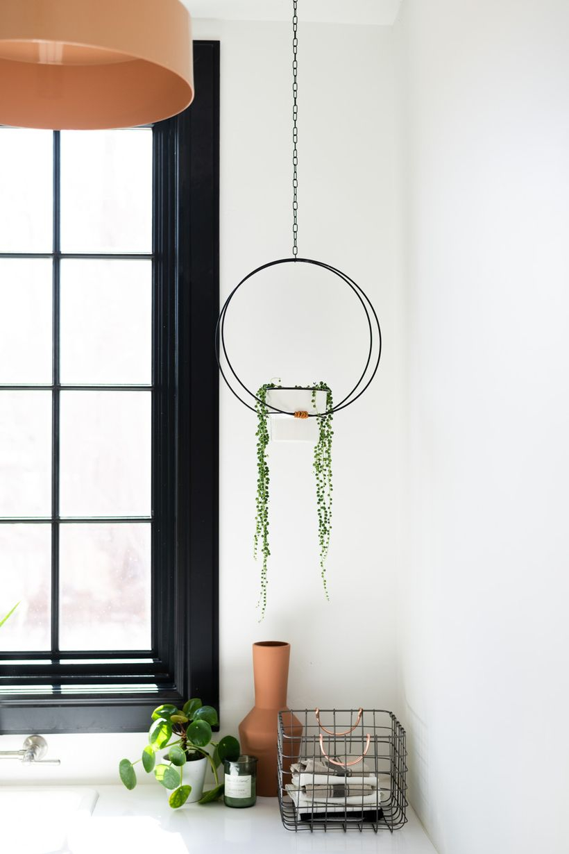 An awesome hanging succulent ideas with square white pot to look modern