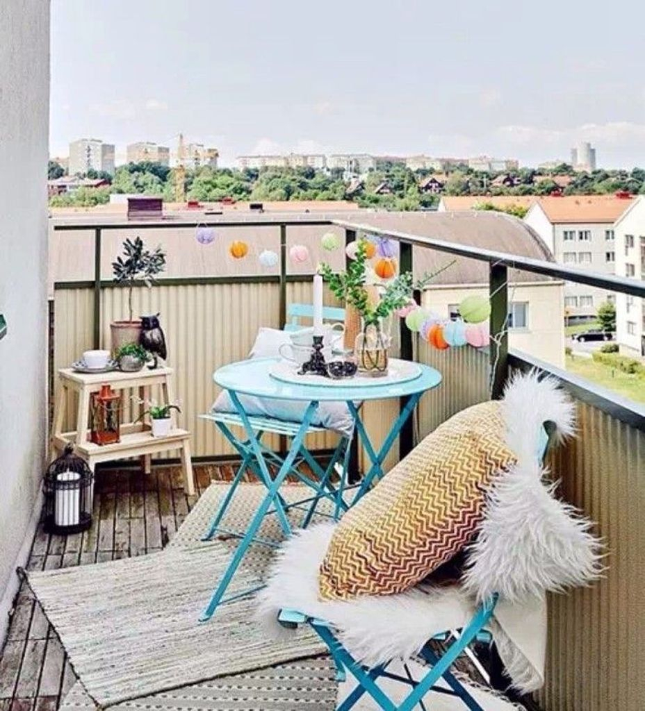 Blue chairs and blue table to beautify your small balcony