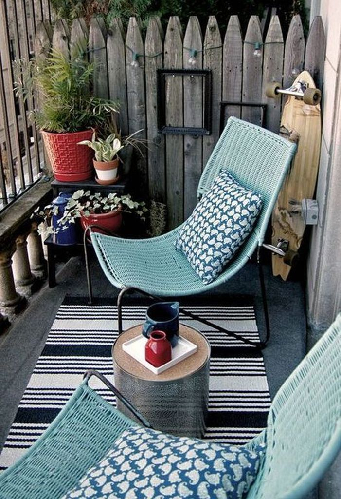 Blue rattan chair comnined with striped rugs for small balcony