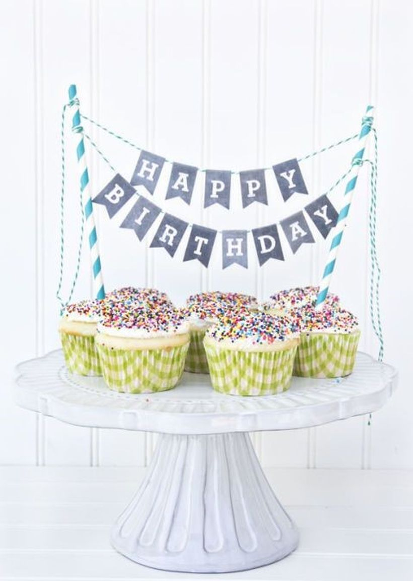 Creative ornament birthday party decoration with chalkboard which is put on the cake