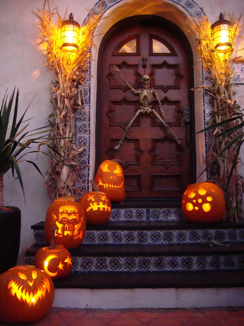 Creative waving skeleton