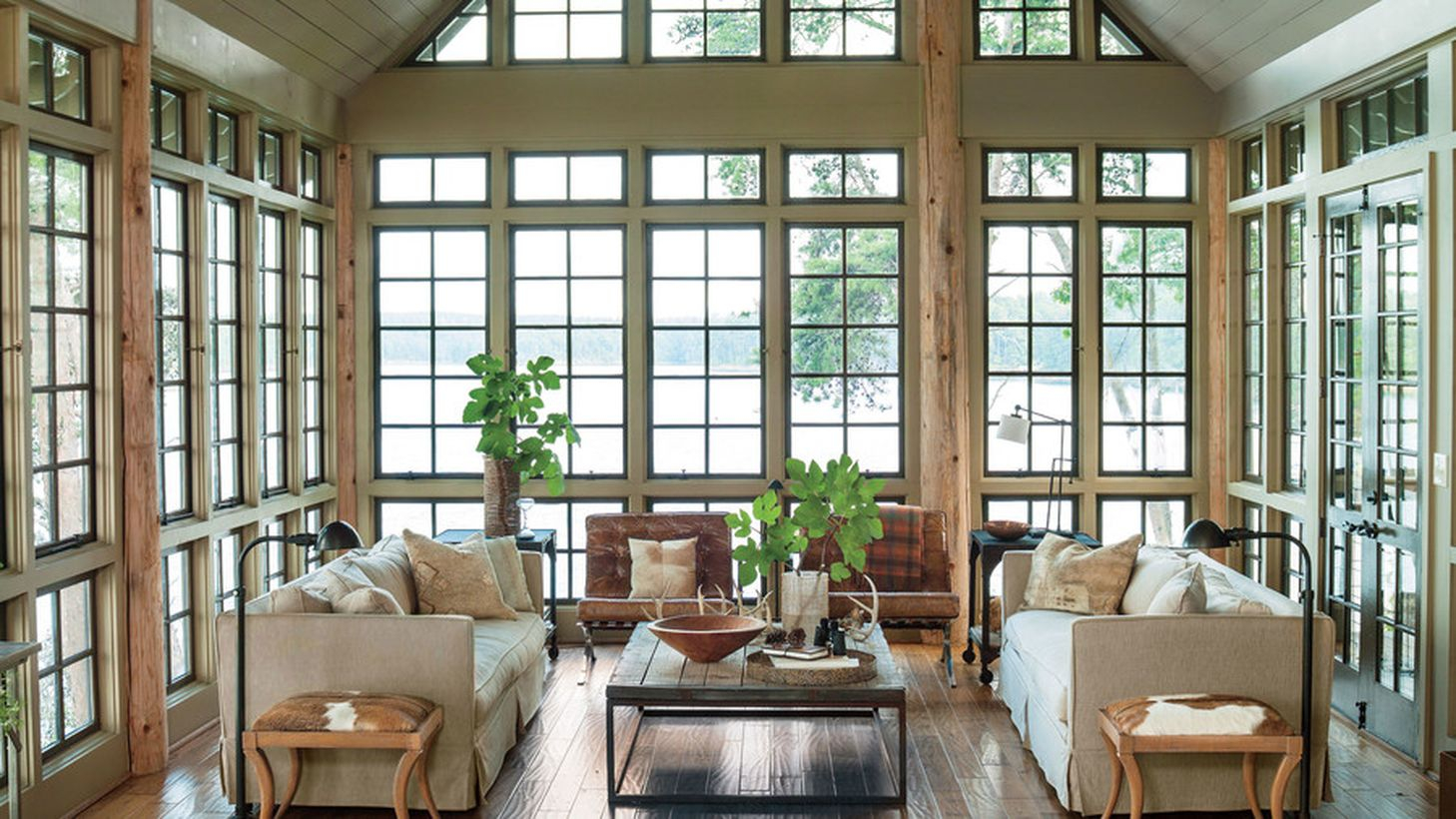 Decorating the interior of a lake house