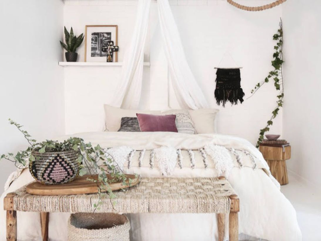 Fabolous succulent white round rattan pot on the square rattan table to make a adorable bedroom
