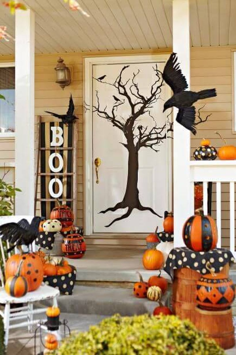 Fabulous tree-tastic halloween door.