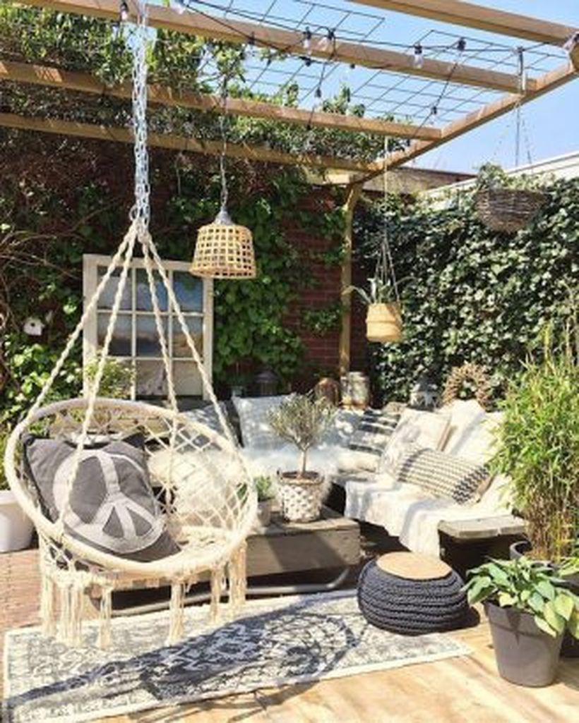 Fauteuil suspendu hanging macrame chairs.