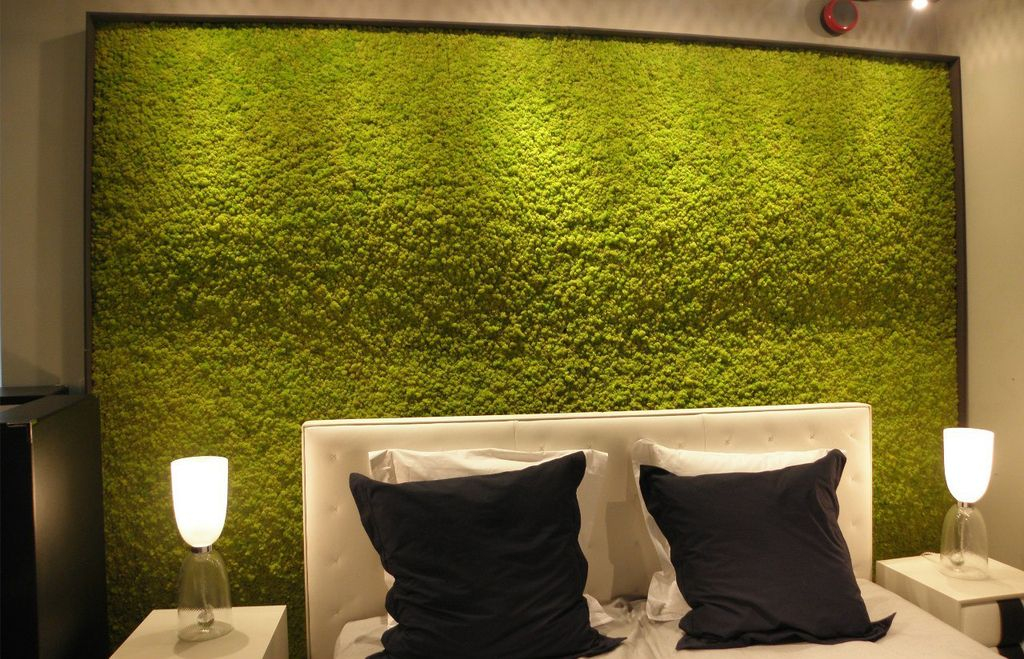 Mesmerizing modern bedroom decor with perfect lighting and moss wall in the wall to perfect in your bedroom decoration
