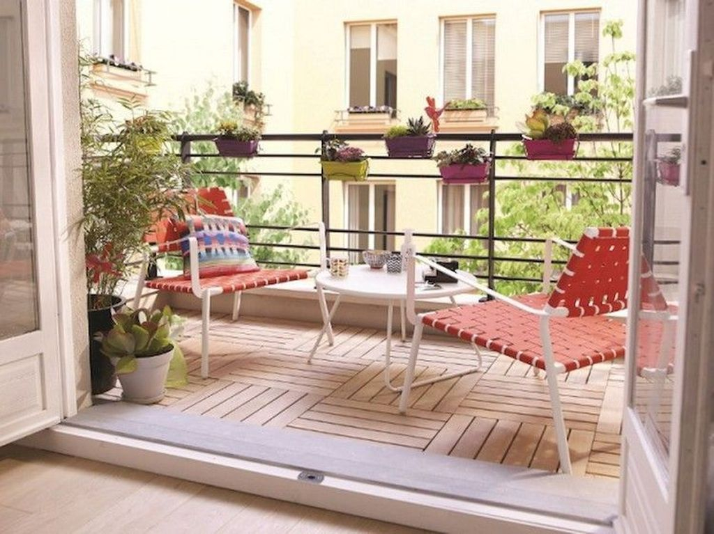 Red woven cahair to perfect your balcony
