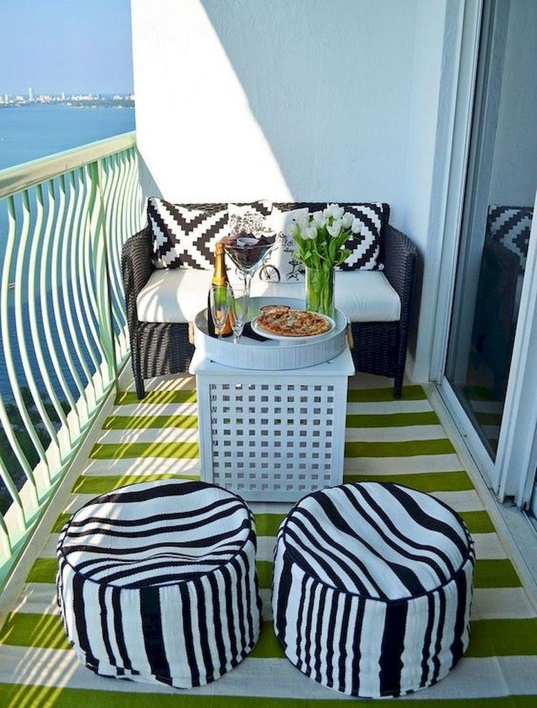 Striped carpet to perfect your small balcony