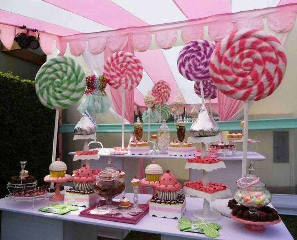 Table set birthday party decoration with themes big candy lollipop to make it interesting