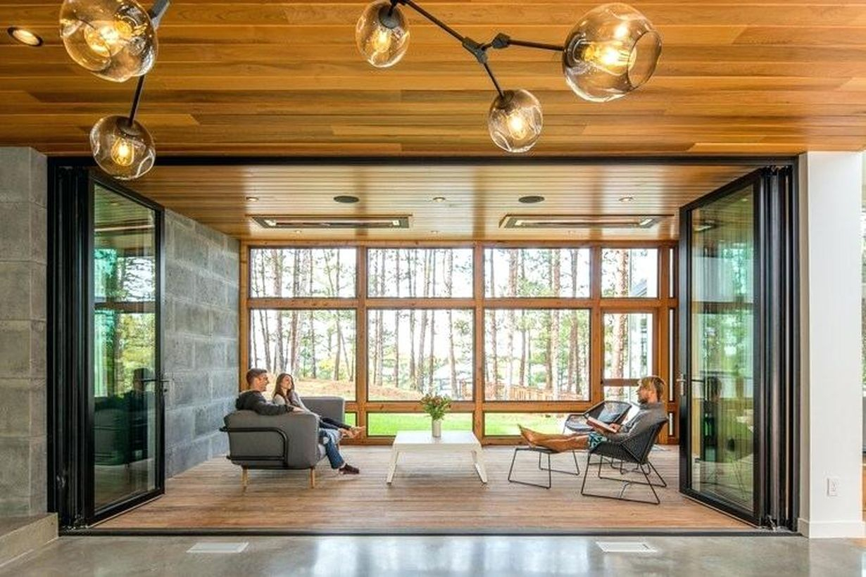 The entire lake house decoration arranged all practical and efficient. the first step of traditional eclectic decoration is in the guest room can use wooden floors, then the living room is decorated with interiors in the form of wall hangings, flowers, and because it does not require too much furniture and simple home maintenance. You don't need to pay someone to take care of your house.