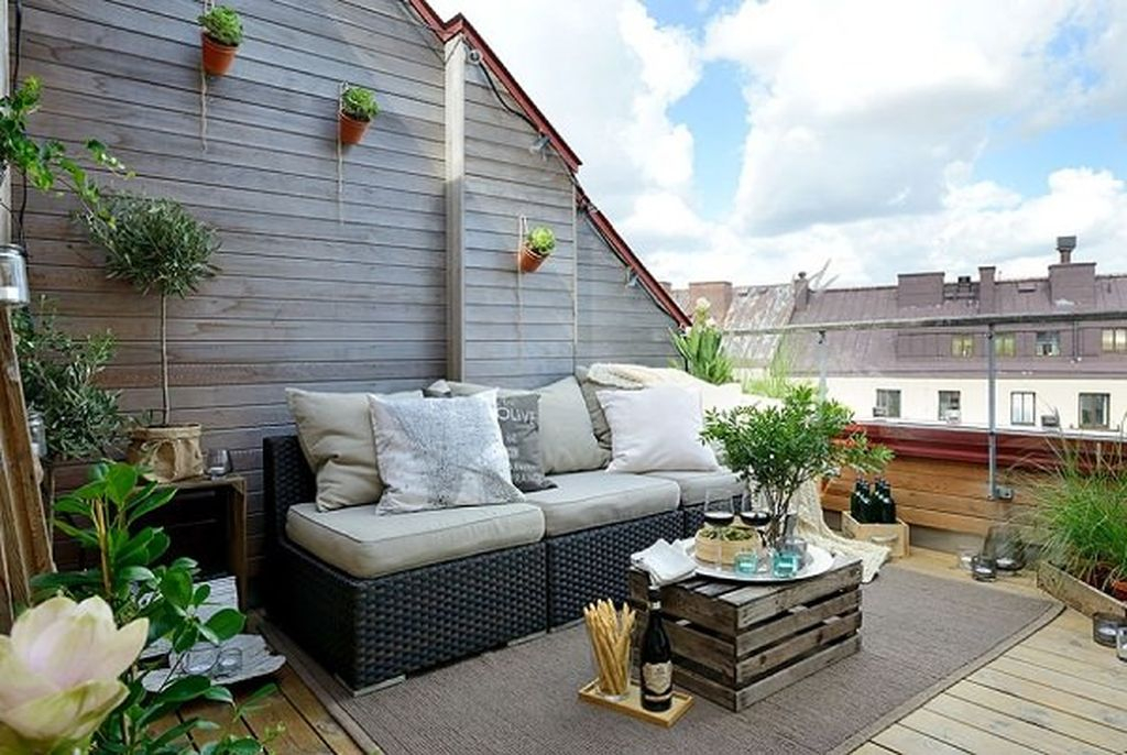 Utilize vertical space to add more space to your rooftop garden, hang planters on the walls, use railing planters to perfect your rooftop garden design