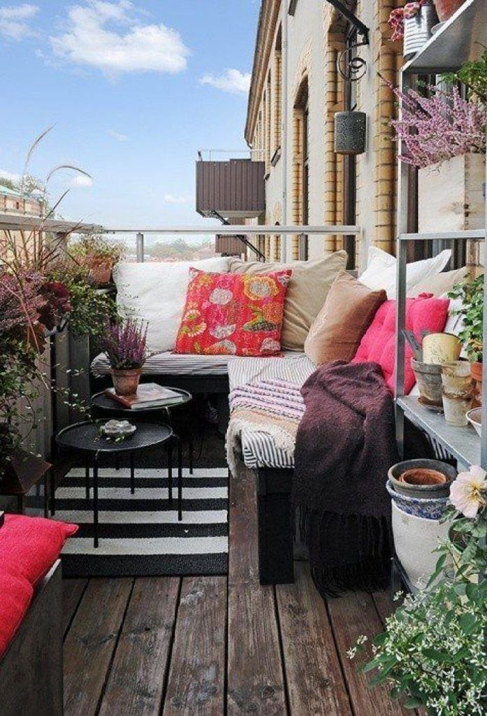 Wooden floor with striped carpet to perfect your balcony