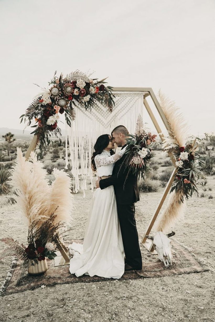 Best decoration backdrop iron hexagon and add flower for romatic wedding you must try