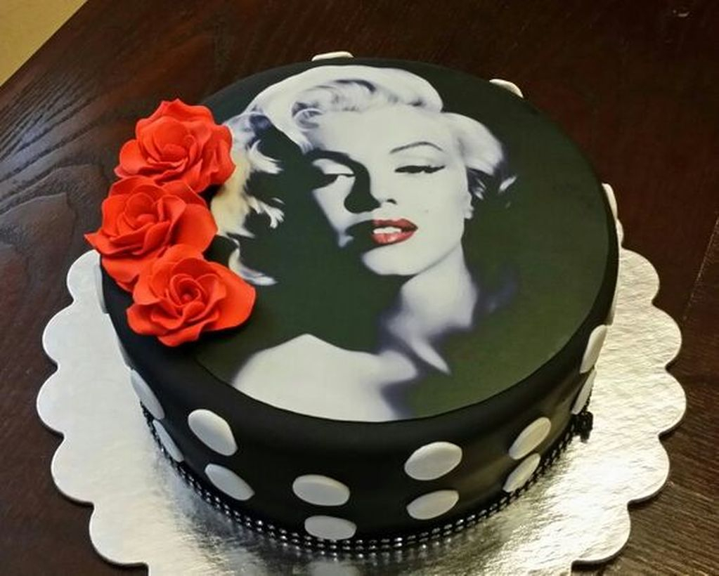 Cake birthday designed with your idol's face theme