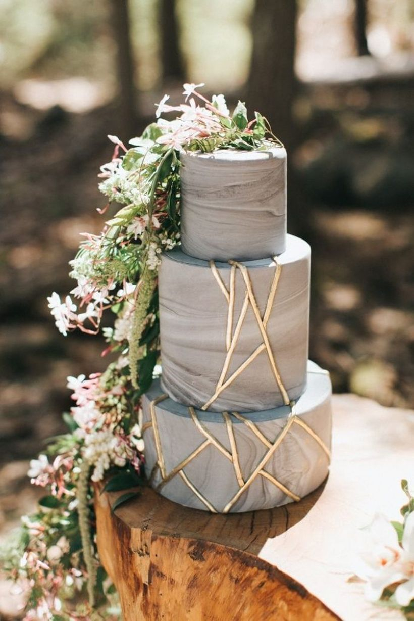 Chic modern marbled wedding cake ideas with geometric details