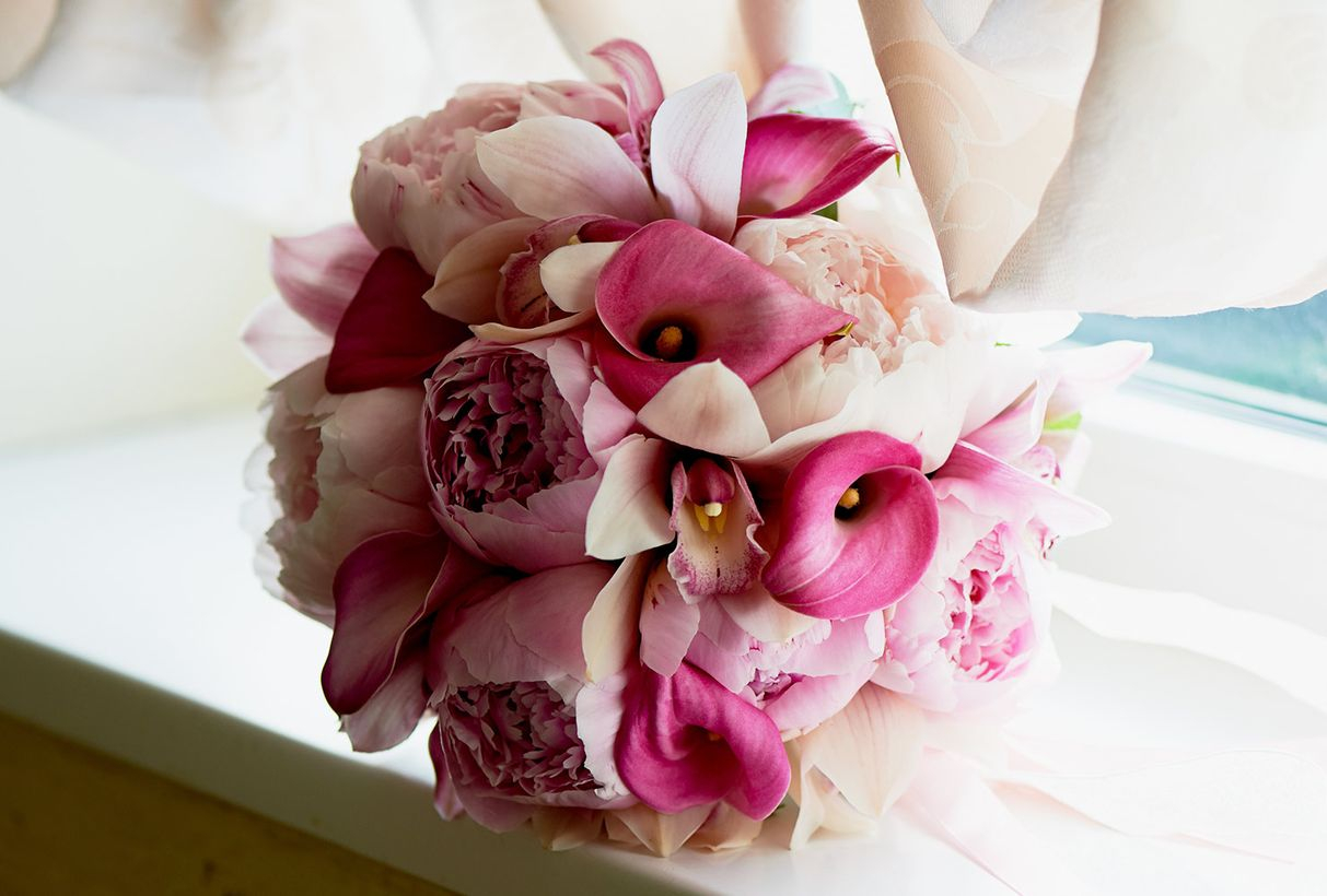 Cute wedding flower bouquet with calla lily also ranges to colors like yellow, orange and pink to celebrate fancy wedding