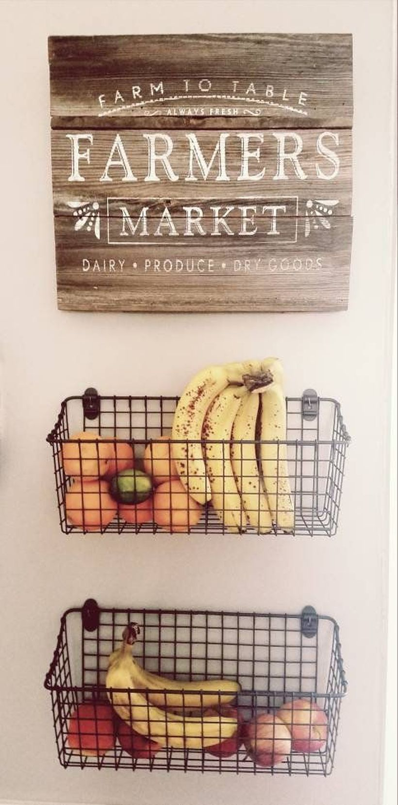 Hanging iron basket to store fruits