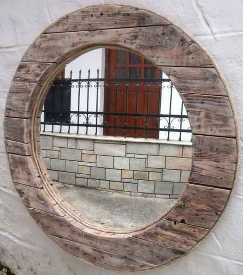 Round mirror with frame wooden pallet