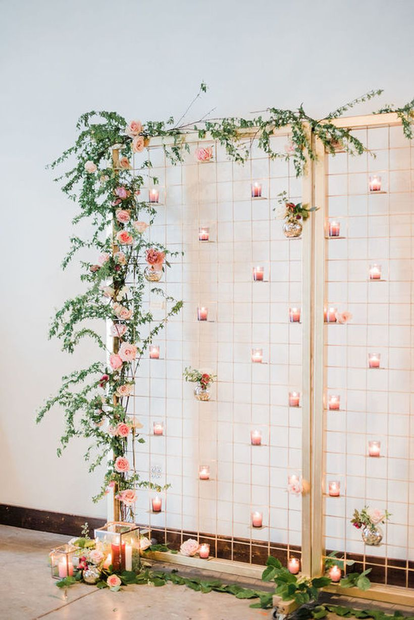 Simple iron backdrop wedding with decorative candle to create good effect lighting