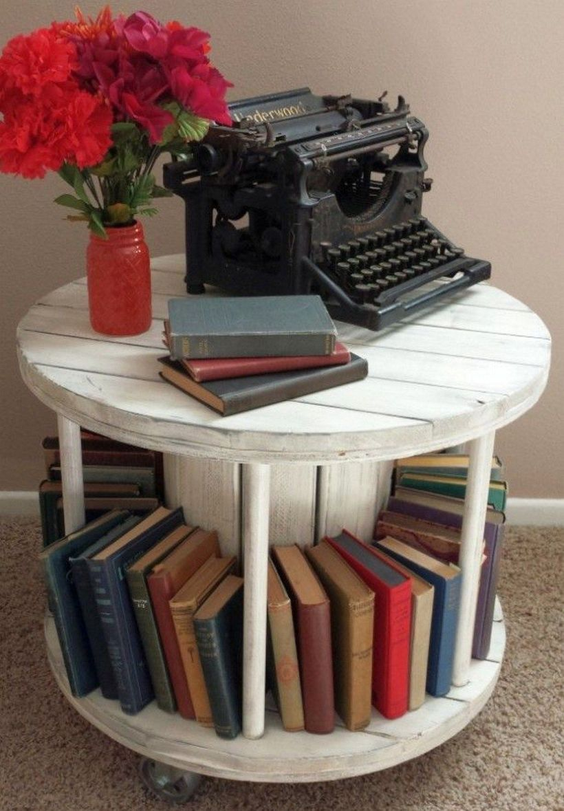 White round wooden pallet for book arrangement