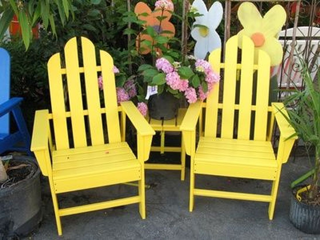 Yellow wooden pallet chair