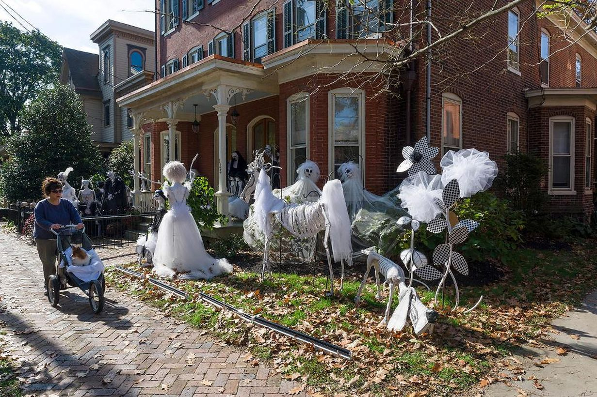 Diy unique outdoor halloween decoration with all in white colour