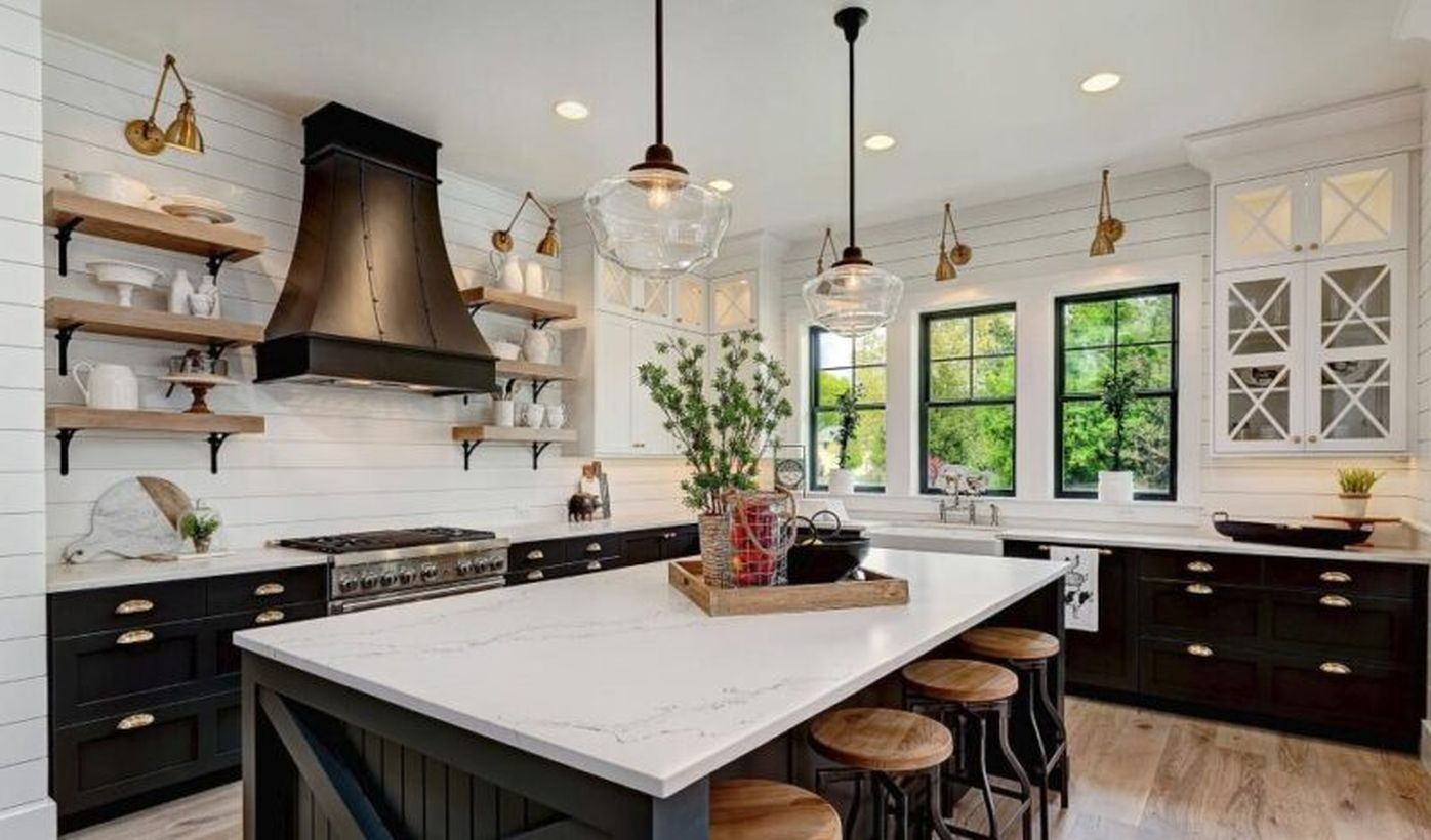 Gergoush kitchen with iland table, black cabinet, white wooden walls and round hanging lamps