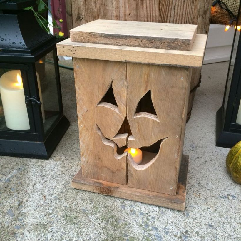 Halloween candle lanterns from wooden pallets for outdoor desigen