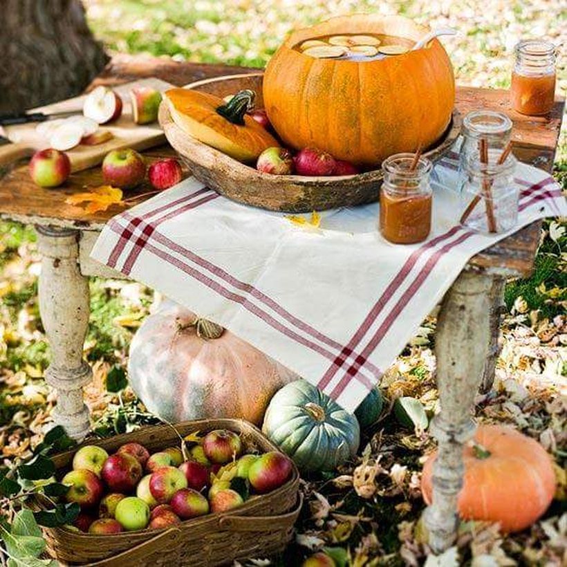 Large-pumpkin-bow-and-outdoor-tablescape.-