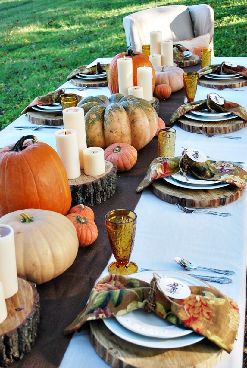 Layered-thanksgiving-tablescape-and-combining-wooden-rounds.-