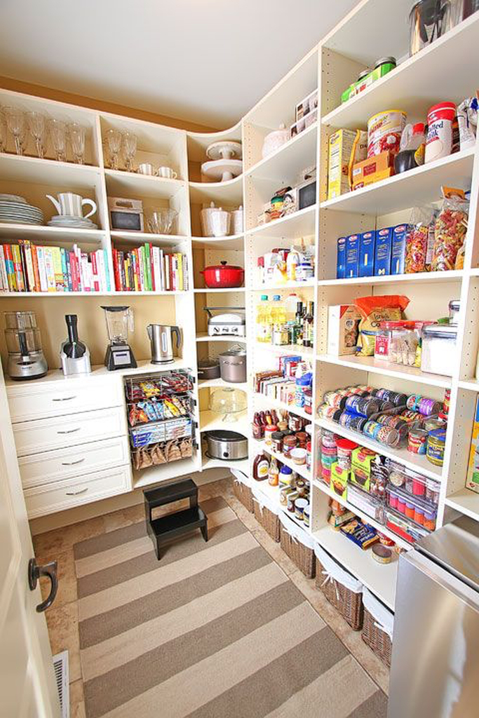 Open sheving for a kitchen pantry