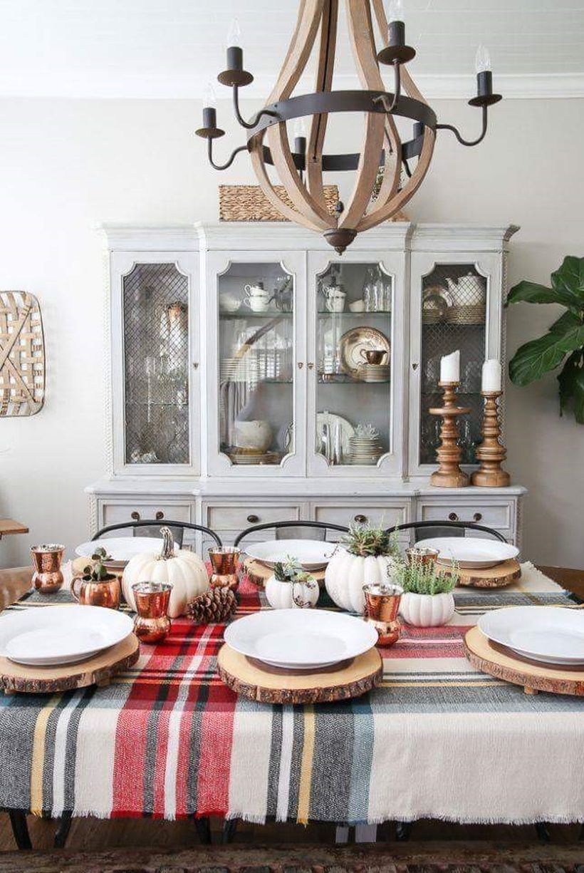 Organized-thanksgiving-table-for-dinner.-