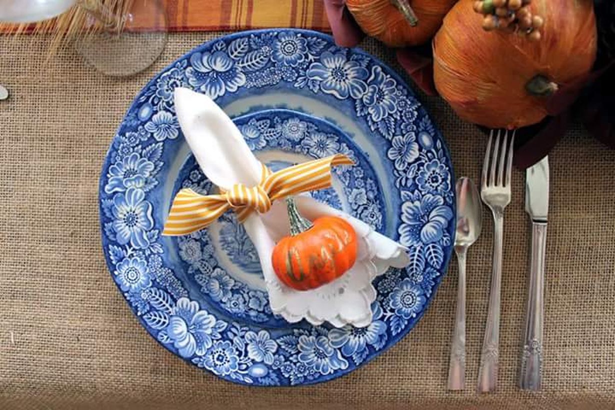 Table-setting-for-thanksgiving.-