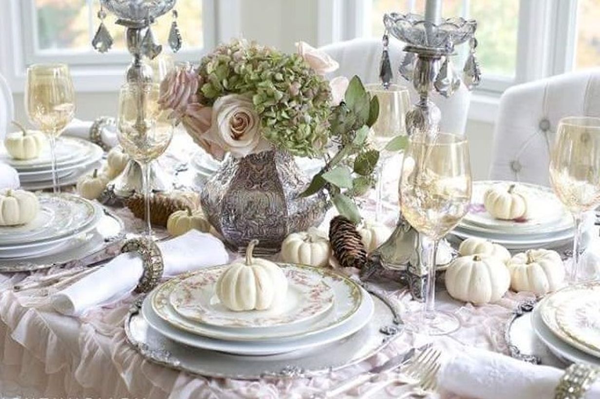 White-pumpkin-and-harvest-thanksgiving-table.-